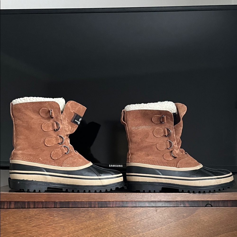 Slightly used 3M Thinsulate Black and Cream Insulated Lining boots.